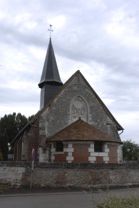 Église, facade est, crypte et fenêtre.